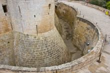 Ров, окружающий крепость