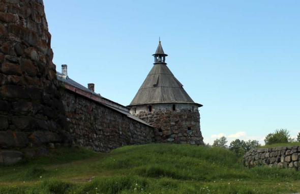 стена между Никольской и Корожной башнями