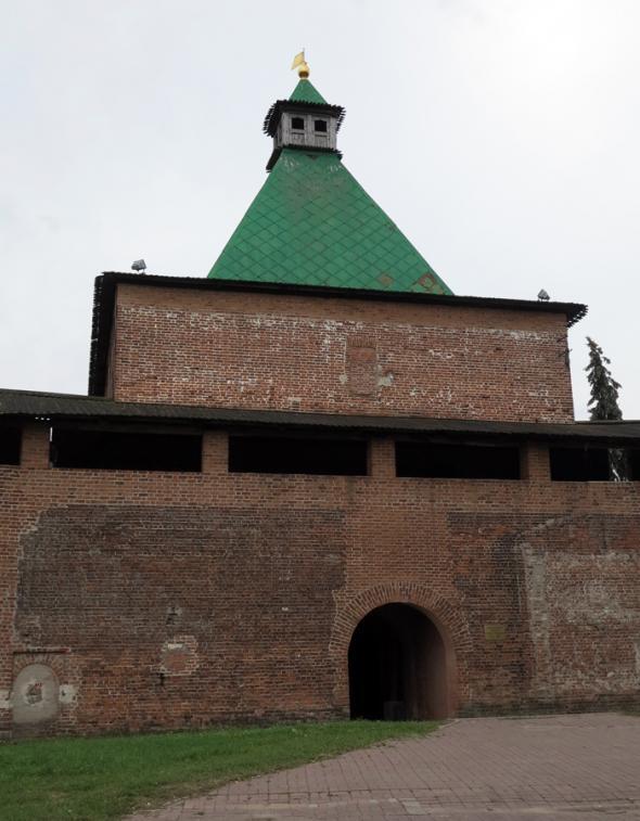 Дмитровская башня, внутренний двор