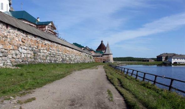 стена между Поваренной и Архангельской банями