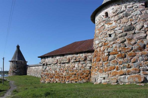 стена между Белой и Прядильной башнями