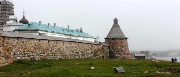 стена между Белой и Архангельской башнями