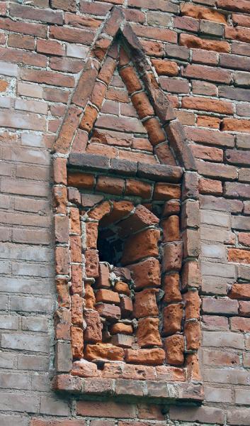 бойница среднего уровня - снаружи