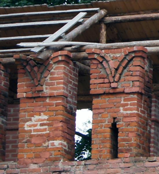 зубцы и элементы крыши верхней галереи