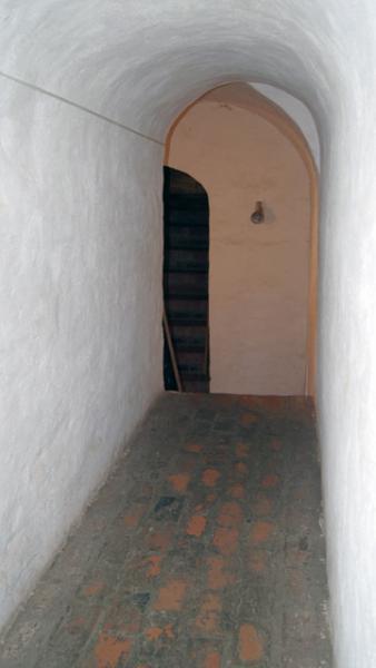 ход в стене ко второму уровню башни