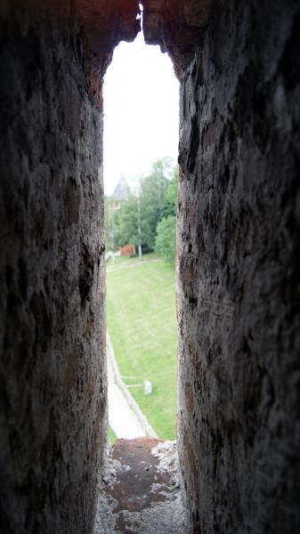 бойница в зубцах башни