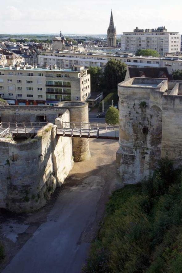 юго-восточный угол замка (вид на юго-запад)