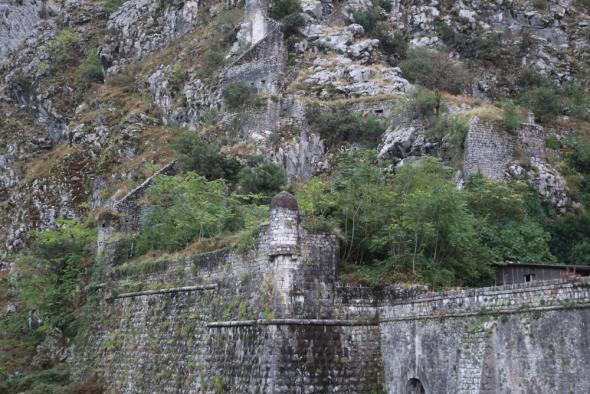 стены нижнего яруса