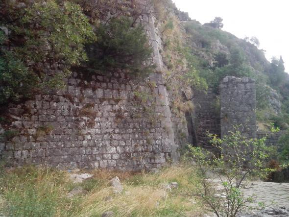 остатки стен